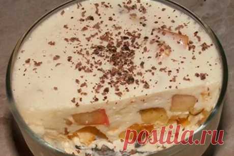 Сметанное желе с бананами. Очень вкусный десерт. Подойдет к праздничному столу и просто что бы побаловать Ваших близких. 500 грамм сметаны, 100 грамм сахара, 25 грамм шоколада, 2 банана, пачка желатина. Берем сметану (она должна быть не холодной, примерно комнатной