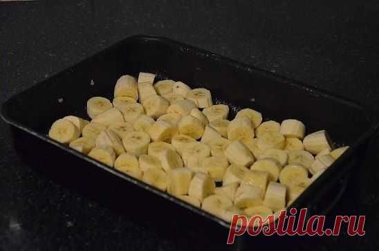 Очень вкусный и весьма легкий в приготовлении рецепт бананового кекса
Проще некуда. Съедается еще до того как окончательно остынет:)
10-ток небольших бананов, полутвердых.Можно больше, меньше - нельзя!:)
Бананы режутся на крупные куски.Выкладывается на дно, которое предварительно смазывается раст.маслом.
Тесто :
1 стакан муки
3/4 стакана сахара
3 яйца
200 мл. йогурта (0%) или воды
1/2 стакана раст.масла
ваниль