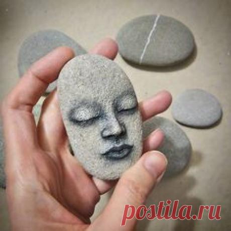 If you would like to adopt a lovely sleeping rock, here you go! I guarantee she would not disturb anyone at all. She is used to sit in a corner and sleep, meditate, or dream about a beautiful world where there is only love and peace. Besides could amaze your visitors if put on a table or where she could be well spotted, speciallly when together with other rocks who can't dream yet...  . . #rockface #stoneart #paintedstone #stonedecor #stonesculpture #rocksculpture #bizarreart #bizarreartwo...
