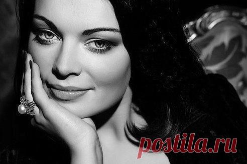 Правил в жизни моей немного, но в одно я упрямо верю: 
Приходя — вытирайте ноги! Уходя — закрывайте двери! 
Моё сердце для всех открыто, без предательства и обмана, 
коль уходите — уходите, не прошу показать карманы… 
Что-то взяли себе? — Бога ради… Вам для счастья, наверное,  нужно… Верю… 
Но входя — вытирайте ноги! Уходя — закрывайте двери…