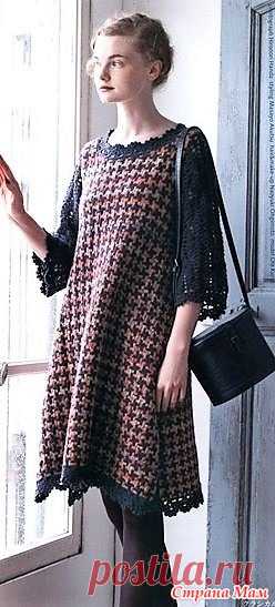Элегантное платье в котором сочетается жаккард  гусиные лапки спицами и ажурный узор крючком. https://www.liveinternet.ru/