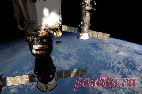 Роскосмос и Японское космическое агентство JAXA начали работу над объединением проектов космических телескопов — российского «КЛПВЭ» (Космические лучи предельно высоких энергий) и японского JEM-EUSO. Предназначение телескопов — изучить космические лучи внегалактического происхождения.
Приборы установят на МКС, они будут фиксировать светящиеся треки, образующиеся во время вхождения в атмосферу высокоэнергетических частиц.