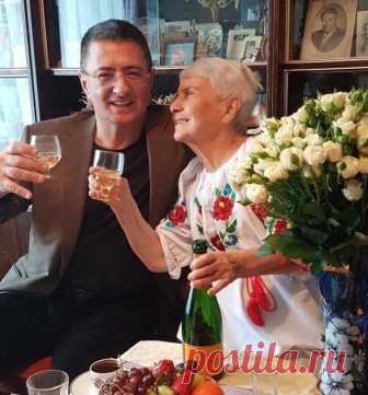 91-летняя мама знаменитого доктора Мясникова: «Мою полы руками и радуюсь каждому дню!» Лучшие советы для здорового долголетия. 

Старость пугает многих людей: проблемы со здоровьем, слабоумие, усталость, одиночество, да и тело уже не то. Но мать всеми любимого и уважаемого доктора Мясникова собственным примером доказывает, что жить счастливо и ощущать себя прекрасно можно в любом возрасте. Ольге Мясниковой уже 90 лет, а она бодра, здорова и улыбчива! 

Она до сих пор прини...