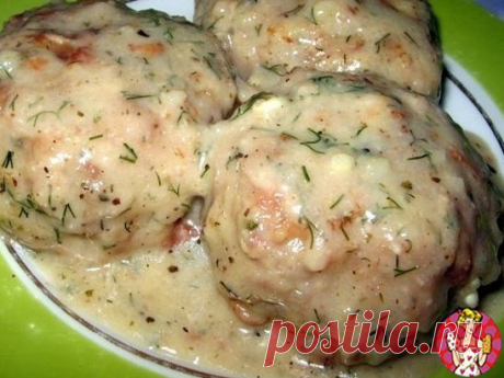 Котлеты в соусе из плавленного сыра
Соус получился очень вкусный, котлетки в нем пропарились и стали мягенькие, ароматненькие!
Очень вкусно!
Ингредиенты:
-500 гр фарша
-1 лук
-1 яйцо
-черствый батон
-сыр плавленный с грибами
-итальянские травы
-зубок чеснока
-укроп
-1 ст ложка муки.
Мясо перекрутить с луком на мясорубку.
Смешать с яйцом и размоченной булочкой.
Добавить итальянские травы, соль, перец.
Мокрыми руками сформировать котлетки, обвалять в муке и обжарить с двух сторон.
Измельчить у