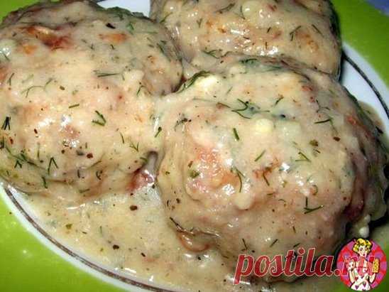 Котлеты в соусе из плавленного сыра
Соус получился очень вкусный, котлетки в нем пропарились и стали мягенькие, ароматненькие!
Очень вкусно!
Ингредиенты:
-500 гр фарша
-1 лук
-1 яйцо
-черствый батон
-сыр плавленный с грибами
-итальянские травы
-зубок чеснока
-укроп
-1 ст ложка муки.
Мясо перекрутить с луком на мясорубку.
Смешать с яйцом и размоченной булочкой.
Добавить итальянские травы, соль, перец.
Мокрыми руками сформировать котлетки, обвалять в муке и обжарить с двух сторон.
Измельчить у