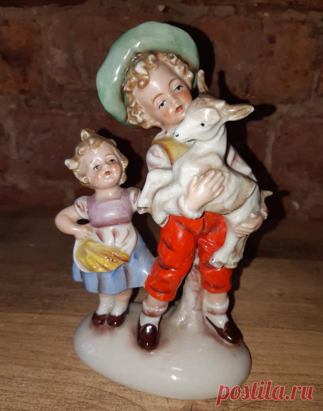 Статуэтка. Пастушок, девочка и козлёнок. Германия. Фарфор. Размер : 150 х 95 х 60 мм.

Цена : 7500 руб.