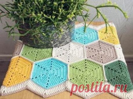 Скатерть из вязаных шестиугольников (Вязание крючком) Мастер-класс — Скатерть из вязаных шестиугольников //pagead2.googlesyndication.com/pagead/js/adsbygoogle.js (adsbygoogle = window.adsbygoogle || []).push({}); Начинается вязание с «петли амиг…