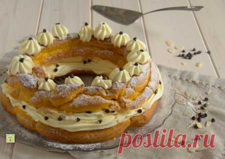 Paris brest torta dolce francese a base di pasta choux Il Paris brest è un delizioso dolce di origine francese a base di pasta choux (pasta bignè) molto goloso che conquista il palato di grandi e piccini.