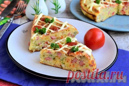 Пирог с колбасой и сыром на сковороде