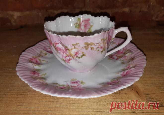 Чайная пара Розы. Австрия. 20 век. Клеймо Старорольский фарфор Мориц Здекауэр. Фарфор. Деколь.
Чашка. Высота : 60 мм. Диаметр верх / низ : 90 / 40 мм.
Блюдце. Диаметр : 175 мм.

Цена :  5000 руб.

Купить сейчас :  

Справка : В 1909 году завод перешел в собственность немецкого фарфорового концерна К. М. Хутченройтера. Он воспользовался тем, что производственный знак с инициалами «MZ» к тому времени был хорошо известен на рынке, и сохр