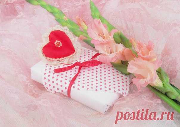 Есть люди, источающие свет... Внутри какой-то спрятанный фонарик - Энергии любви незримый шарик, С ним рядом...просто взглядом обогреет... Одаривая, просто, от души... Они того почти не замечают... На доброту привычно отвечают, Не ведая, как сами хороши... Не будь таких - мир рухнул бы давно... Он держится на истинном и чистом, Доверчивом и самом бескорыстном - На альтруизме долгожданных слов. Тех слов, что так поддерживают нас, И в радости, и в жизни трудный час! Тех слов, что помогают выжить…