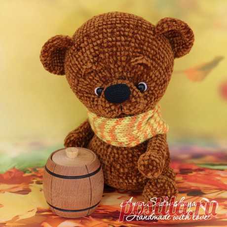Медовый медвежонок
Подробнее на сайте https://knitting-life.ru/vyazanye-istorii/obitateli-l..