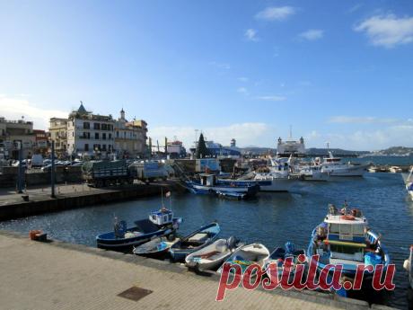 Porto di Pozzuoli, approdo per traghetti diretti a isola di Ischia è Procida.