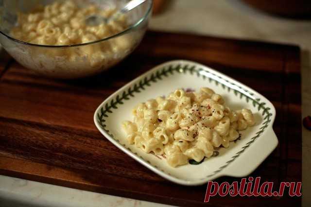 Макароны с сыром.

Mac&cheese — классическое блюдо американской кухни, по сути — макароны с сыром. Но пасту сыром не посыпают: из сыра готовят быстрый и вкусный соус.

 ИНГРЕДИЕНТЫ 
макароны 300 г
сыр 400
молоко коровье 450 мл
мука 60 г
масло сливочное 50 г
соль 1/2 ч.л.
специи по вкусу

 ПРОЦЕСС ПРИГОТОВЛЕНИЯ 

Подготовить ингредиенты. Первым делом поставить варить макароны: на 100 г пасты необходим 1 л кипятка и 10 г соли. Варить, следуя инструкции на упаковке.

Сыр (под...