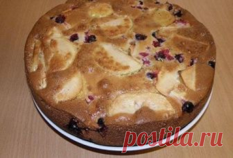 Шарлотка Ингредиенты:- 3 куриных яйца- 1 стакан сахара- 1 стакан сметаны- 1 стакан муки- 1 ч/л соды- 3 средних по размеру яблока - Горсть замороженной красной смородины - Горсть замороженной черной смородиныПр…