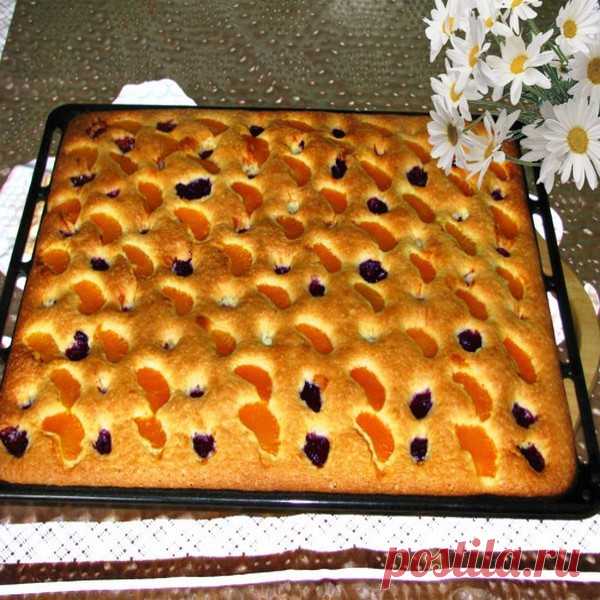 ПИРОГ НА  МИНЕРАЛКЕ C ФРУКТАМИ. 
Очень ВОЗДУШНЫЙ и АППЕТИТНЫЙ, что делает его идеальным вариантом для любого праздничного стола. Порадуйте себя и свою семью уже сегодня! Долго остаётся свежим, хотя проверить это тяжело. Вроде на кухне никого не было, а пирог испарился :) Очень ВКУСНЫЙ пирог, его отличие от собратьев в том, что в нём есть минеральная вода и фрукты. Эти два ингредиента сразу же делают его очень полезным, идеальный вариант для хозяек, которые следят за своей ...