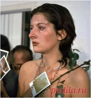 ЭКСПЕРИМЕНТ
В 1970-х годах сербская художница Марина Абрамович провела эксперимент: она неподвижно стояла в одном из выставочных центров, а рядом с ней лежали разнообразные предметы — от молотка с пистолетом до акварельных красок. При этом людям разрешалось взять любой из этих предметов и делать с Мариной то, что им захочется.
Неоспоримый авторитет в мире современного искусства, Марину Абрамович называют бабушкой искусства перформанса. Об ее выступлениях продолжают говорить десятилетия спустя. О