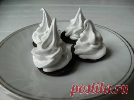 Из копеечных продуктов идеально красивый и вкусный крем - Пир во время езды Любой, кто готовит десерты, сталкивается с одной проблемой: «какой крем приготовить?». Вот и я вечно мучаюсь этим. Конечно, есть базовые рецепты. Но ведь хочется и что-то по своему вкусу. А когда придумываешь свой рецепт, тем более ищешь идеальные варианты кремов для десертов. А потому у меня со временем скопилась целая коллекция самых вкусных, красивых и […]