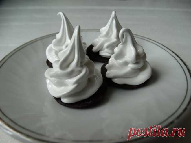Из копеечных продуктов идеально красивый и вкусный крем - Пир во время езды Любой, кто готовит десерты, сталкивается с одной проблемой: «какой крем приготовить?». Вот и я вечно мучаюсь этим. Конечно, есть базовые рецепты. Но ведь хочется и что-то по своему вкусу. А когда придумываешь свой рецепт, тем более ищешь идеальные варианты кремов для десертов. А потому у меня со временем скопилась целая коллекция самых вкусных, красивых и […]