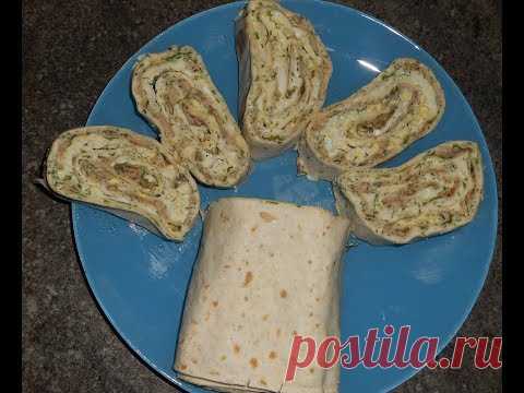 Рулет из лаваша с рыбной консервой, плавленным сыром и яйцами.