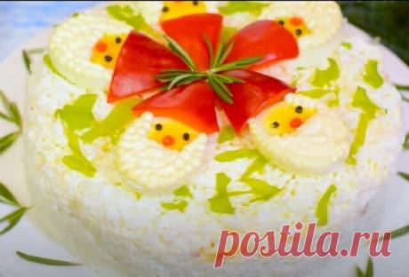 НОВОГОДНИЙ САЛАТ «ДЕД МОРОЗ С КОМПАНИЕЙ» 

Предлагаем еще один рецепт с фото праздничного салата, который обязательно понравится всем гостям своим вкусом и подачей. В нем превосходно сочетается копченая курица с черносливом и орехами, а его необычное оформление делает закуску нарядной и красивой. 
 
Ингредиенты: 
300 г копченой курицы; 
200 г шампиньонов; 
2 моркови; 
5 яиц; 
150 г сыра; 
100 г чернослива; 
50 г грецких орехов; 
2 зубчика чеснока; 
майонез; 
соль и перец п...