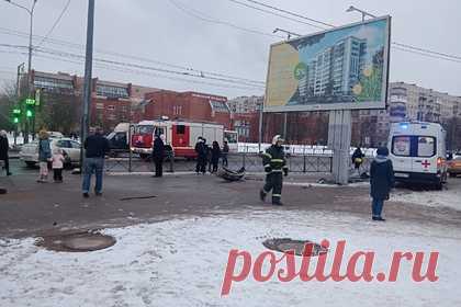 Вылетевший на тротуар российский таксист сбил девушку и попал на видео. В Петербурге на пересечении улиц Партизана Германа и Чекистов таксист вылетел на тротуар после ДТП с участием легкового автомобиля Honda и сбил девушку, которая ждала зеленый сигнал светофора. Пострадавшая россиянка сейчас находится в больнице. Кроме того, медики оказывают помощь водителю такси.