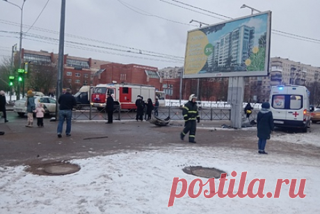 Вылетевший на тротуар российский таксист сбил девушку и попал на видео. В Петербурге на пересечении улиц Партизана Германа и Чекистов таксист вылетел на тротуар после ДТП с участием легкового автомобиля Honda и сбил девушку, которая ждала зеленый сигнал светофора. Пострадавшая россиянка сейчас находится в больнице. Кроме того, медики оказывают помощь водителю такси.