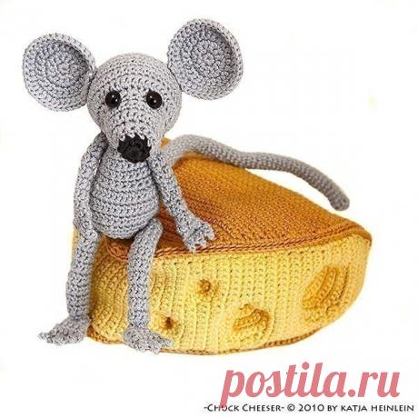 Вяжем игрушки крючком. Мышка с сыром.