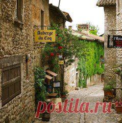 Средневековая деревня Перуж, Франция
Перуж - это типичный средневековый городок, первый во Франции получивший титул "Самая красивая деревня", на 300 лет старше Лиона и находится в 30 километров от него. Это наиболее посещаемый туристами музей под открытым небом в центре региона Рона-Альпы. В этом городке снимали фильмы: "Три мушкетера", "Фанфан-тюльпан", «Прекрасные господа из Буа-Доре» и многие другие.