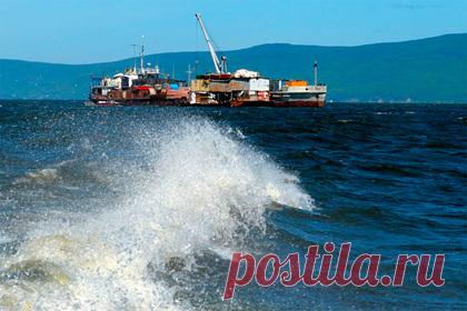 МЧС начало эвакуировать людей с унесенных в море барж на Сахалине. Спасатели с вертолета Ми-8 приступили к эвакуации людей с унесенных в море между Сахалином и материком судов. Об этом в среду, 24 августа, сообщила пресс-служба ГУ МЧС России по Хабаровскому краю. В район поисково-спасательных работ также следуют два буксира «Восток» и «Витязь».