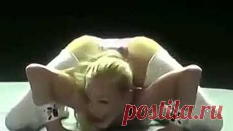 Волочкова со своим шпагатом отдыхает.