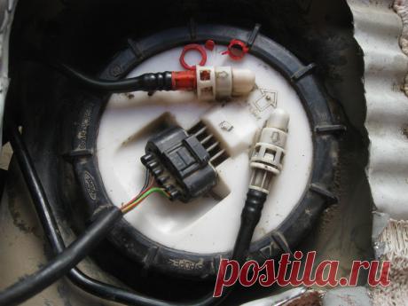 Лючок для доступа к бензонасосу из салона. (Р) (с. 24) / Ford Focus 1 — FFClub