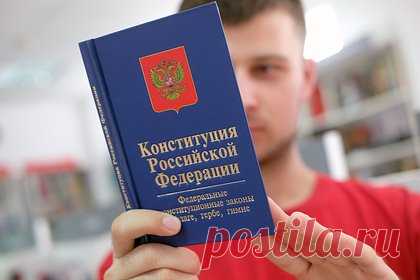 В Госдуме отреагировали на идею Бастрыкина прописать госидеологию в Конституции. Нужно продолжить реформировать Конституцию по пути патриотизма, считает депутат Госдумы Алексей Журавлев. Его цитирует РИА Новости. Так парламентарий отреагировал на идею председателя Следственного комитета (СК) Александра Бастрыкина, который выступил за введение в России государственной идеологии.