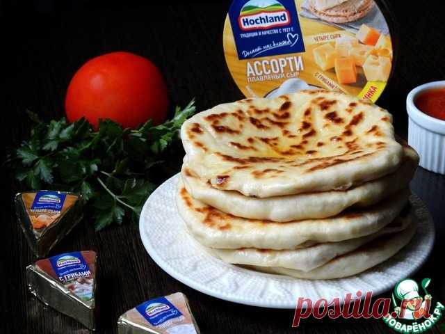 Лепёшки "сырное трио". Не знаю, как у вас, но мои домочадцы обожают лепёшки. Разные: тонкие и толстые, печеные и жареные, с начинкой и без. Муж любит, вприкуску, с основными блюдами, дети - просто с чаем. И как я уже поняла, рецептов лепешек в арсенале - много не бывает)). Сегодня я приготовила лепешки из теста на йогурте с треугольничками сыра "ассорти". Здорово, что используя одну коробочку, можно получить три разных вкуса лепешек.