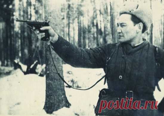 Лидеры кубинской революции Фидель Кастро и Че Гевара давно стали олицетворением героизма и самопожертвования ради благополучия собственного народа. Кажется, что у героев миллионов, кумиров быть не может. В жизни все совсем не так. По признанию самого Кастро, на подвиги Че Гевару и его самого вдохновил боевой опыт одного советского офицера, воевавшего на фронтах Великой Отечественной войны.