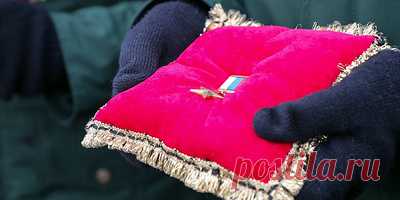 Герои Отечества. Кто и за что удостаивался высшей награды России. 9 декабря отмечается День Героев Отечества. Сегодня обладателями звания Героя России являются более 1 тыс. человек. ТАСС собрал доступные данные обо всех награжденных, кто и за что удостоился этого звания