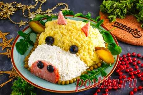 Салат с копченой колбасой на год Быка

Удивить гостей необычной подачей вкусного салата можно в новогоднюю ночь, украсив блюдо в честь наступающего символа следующего года — Быка. Уши можно сделать из соленых огурцов, глаза — из маслин.

Никто не догадается, какое именно блюдо спрятано под таким красочным оформлением, но все гости непременно захотят его попробовать. Выкладывайте салат на блюдо перед подачей на стол. Не забывайте про свежую зелень в качестве украшения.

Инг...