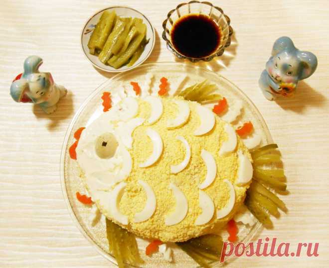 Слоёный салат с горбушей, рисом и яйцами рецепт с фото пошагово