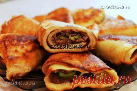 Блинчики с мясом.
СОСТАВ:
 Фарш мясной — 500 гр
 Яйцо куриное — 2 шт
 Лук-порей — 10 см
 Мука пшеничная
 Грибы — 100 гр
 Блин — 6 шт
 Соль, специи.