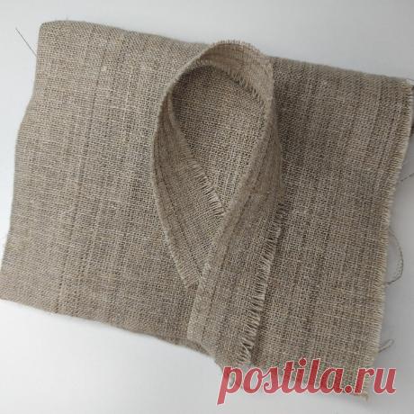 Чтобы подогнуть тоненькую ткань я беру кусок холщовки.