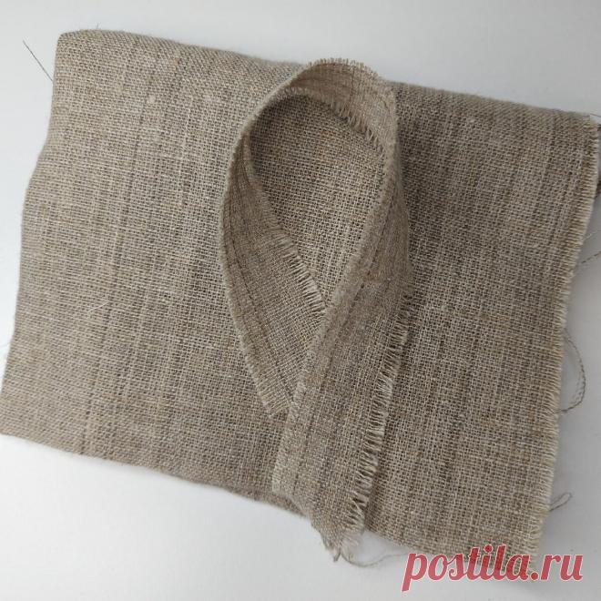 Чтобы подогнуть тоненькую ткань я беру кусок холщовки.