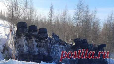 В российском регионе из перевернувшегося бензовоза полилось топливо. В Якутии произошла авария, в ходе которой перевернулся бензовоз Shacman с полуприцепом. Об инциденте сообщило региональное управление МЧС РФ. По данным ведомства, ДТП случилось в 800 метрах от населенного пункта Тополиное на автодороге ...