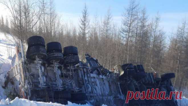 В российском регионе из перевернувшегося бензовоза полилось топливо. В Якутии произошла авария, в ходе которой перевернулся бензовоз Shacman с полуприцепом. Об инциденте сообщило региональное управление МЧС РФ. По данным ведомства, ДТП случилось в 800 метрах от населенного пункта Тополиное на автодороге ...