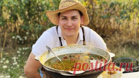 Узбекский суп шурпа в казане - вся деревня сбежалась! Узбекский суп шурпа в казане. Рецепт покорил всех! От запаха сбежалась вся деревня, накормили всех! Готовьте на костре или дома на плите.Ингредиенты:   Баранина - 2,5 кг  Лук - 500 г.  Морковь - 1 шт. (крупная)  Помидоры - 500 г.  Перец болгарский - 800 г.  Картофель - 1,5 кг  Соль - 3-4...