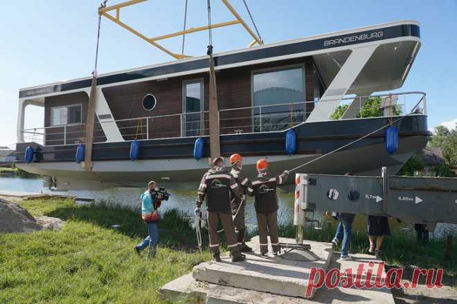 2020 июнь. Спущен на воду первый плавучий дом, построенный в Калининградской области. Изготовленный компанией «Ушаковские верфи» Хаусбот модели «VOJAGE 1500 eco» предназначен для круглогодичной эксплуатации на водоёмах и для длительных путешествий, в том числе в сложных навигационных условиях. Судно водоизмещением более 22 тонн, с длиной корпуса, достигающей почти 15 метров и шириной в пять метров, работает на электроходу.