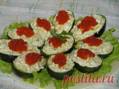 Закуска из авокадо с рыбой и икрой / Простые рецепты
