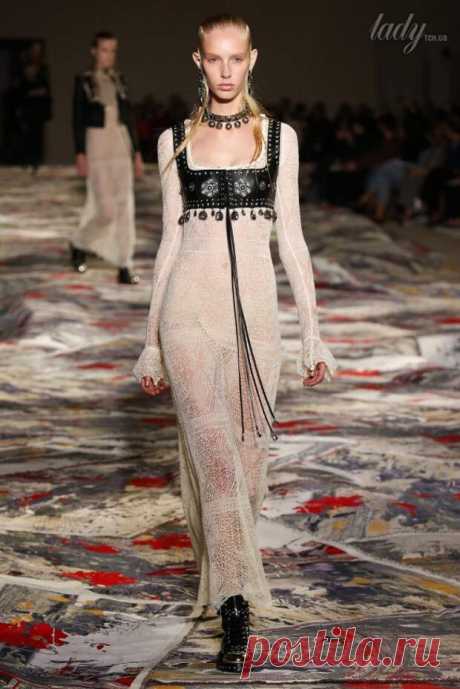 Бохо-шик и немного панка в коллекции Alexander McQueen весна 2017