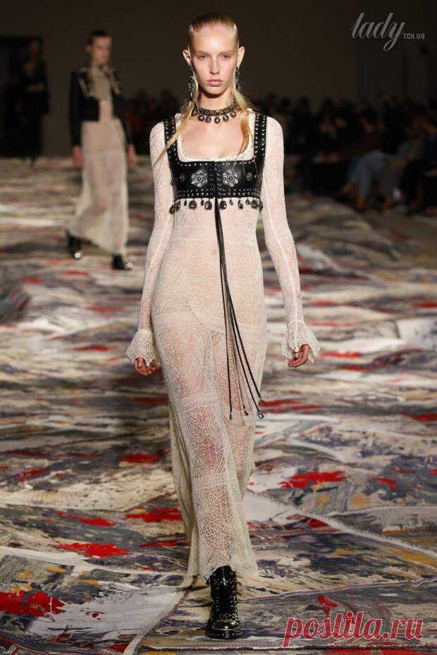 Бохо-шик и немного панка в коллекции Alexander McQueen весна 2017
