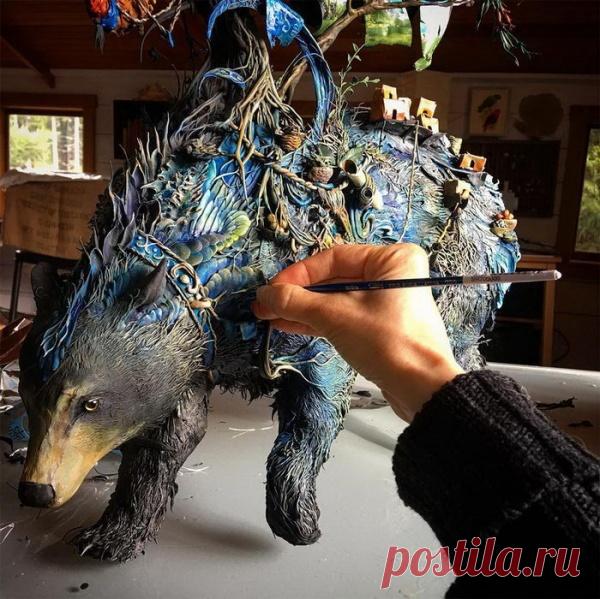 Скульптуры животных Ellen Jewett Художница Эллен Джуитт (Ellen Jewett) создает талантливые скульптуры животных в стиле фэнтези. Работы Эллен отличаются одновременно и сказочностью, и реалистичностью.