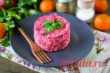 Салат «Розовый Фламинго» — он вызывает фурор у приглашенных гостей Салат «Розовый Фламинго» непременно украсит ваш праздничный стол, а также сделает ежедневый рацион более разнообразным. Для рецепта возьмите самые доступные ингредиенты. Это крабовые палочки, свекла, яйца и плавленый сыр. Для остроты добавьте чеснок по вкусу. Все компоненты идеально сочетаются между собой и делают салат запоминающимся. Если вы любите овощные легкие салаты с добавлением сыра и крабовых палоч...